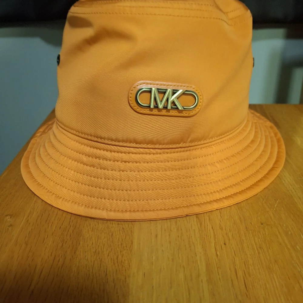 Host Pick Michael Kors Woven Bucket Hat - Picture 12 of 12